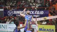 Pemain asing Jakarta Pertamina Energi Jeffrey Paul Menzel melancarkan smes dalam putaran kedua seri pertama Proliga 2020 di GOR Satria, Purwokerto. (foto: PBVSI)