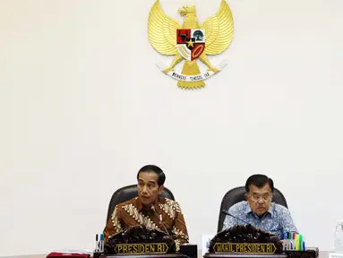 Presiden Joko Widodo (Jokowi) didampingi Wakil Presiden (Wapres) Jusuf Kalla memimpin rapat terbatas di Kantor Presiden, Jakarta, Selasa (18/7). Rapat terbatas tersebut membahas soal peraturan transportasi online. (Liputan6.com/Angga Yuniar)