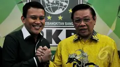 Ketua Umum Golkar Agung Laksono (kanan) disambut Sekjen PKB Kadir Karding saat PP Partai Golkar Munas Ancol berkunjung ke DPP PKB, Jl. Raden Saleh, Jakarta. Rabu (18/3/2015). (Liputan6.com/Johan Tallo)