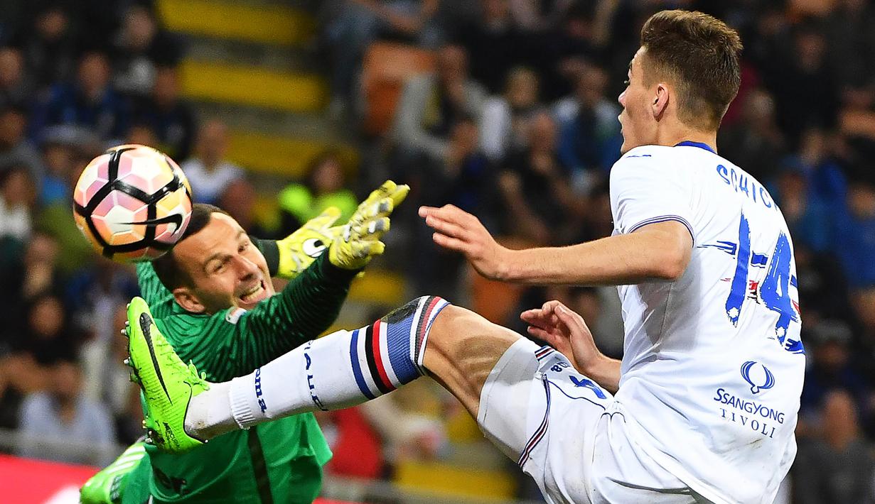 Striker Sampdoria, Patrik Schick, berebut bola dengan kiper Inter Milan, Samir Handanovic pada laga lanjutan Serie A di StadionGiuseppe Meazza, Milan, (03/04/2017). (EPA/Daniel Dal Zennaro)