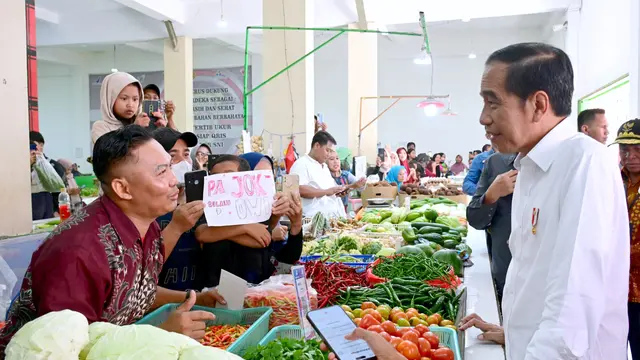 Presiden Jokowi meninjau harga kebutuhan pokok, termasuk beras di Pasar Merdeka, Kota Samarinda, Kalimantan Timur