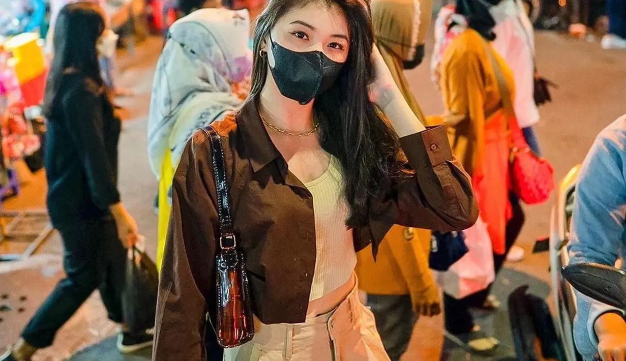 OOTD Shani JKT48 saat berada di Malioboro ini simpel tapi menawan. Shani juga sangat menjaga protokol kesehatan dengan memakai masker. Potret Shani JKT48 dikeramianan Malioboro ini banjir like dan komentar netizen. (Liputan6.com/IG/@jkt48shani)