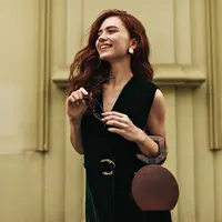 Ilustrasi perempuan cantik dan berkelas/copyright freepik.com/lookstudio