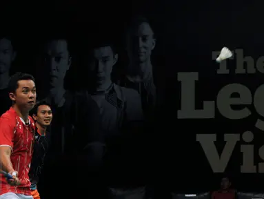 Sejumlah pebulutangkis legendaris dunia mengadakan laga eksebisi The Legends Vision di GOR Asia Afrika, Senayan, Jakarta, Senin (17/8/2015). Tampak, Taufik Hidayat (kiri) mengikuti laga eksebisi bersama Mohammad Ahsan. (Liputan6.com/Helmi Fithriansyah) 