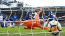 Proses terjadinya gol yang dicetak gelandang Tottenham, Dele Alli, ke gawang Chelsea pada laga Premier League di Stadion Stamford Bridge, London, Minggu (1/4/2018). Chelsea kalah 1-3 dari Tottenham. (AFP/Glyn Kirk)