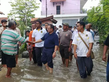 Cagub Jateng nomor urut dua Sudirman Said blusukan ke lokasi banjir di Tegal, Jawa Tengah, Kamis (15/2). Hari ini merupakan jadwal kampanye pertama kalinya setelah Sudirman resmi ditetapkan sebagai cagub oleh KPU. (Liputan6.com/Fajar Eko Nugroho)