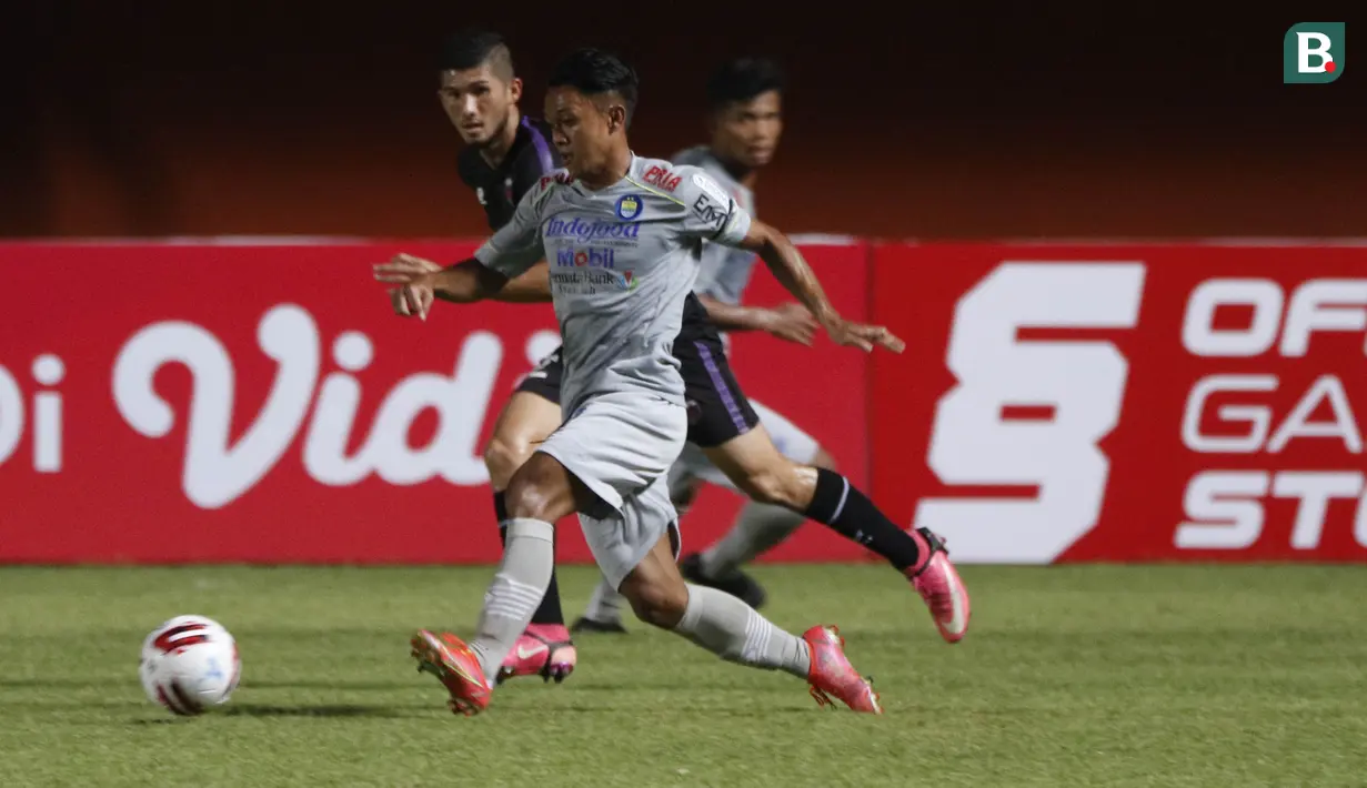 Febri Haryadi yang merupakan didikan Akademi Persib Bandung tampil gemilang di babak kedua dengan aksi individu.  (Bola.com/Ikhwan Yanuar)