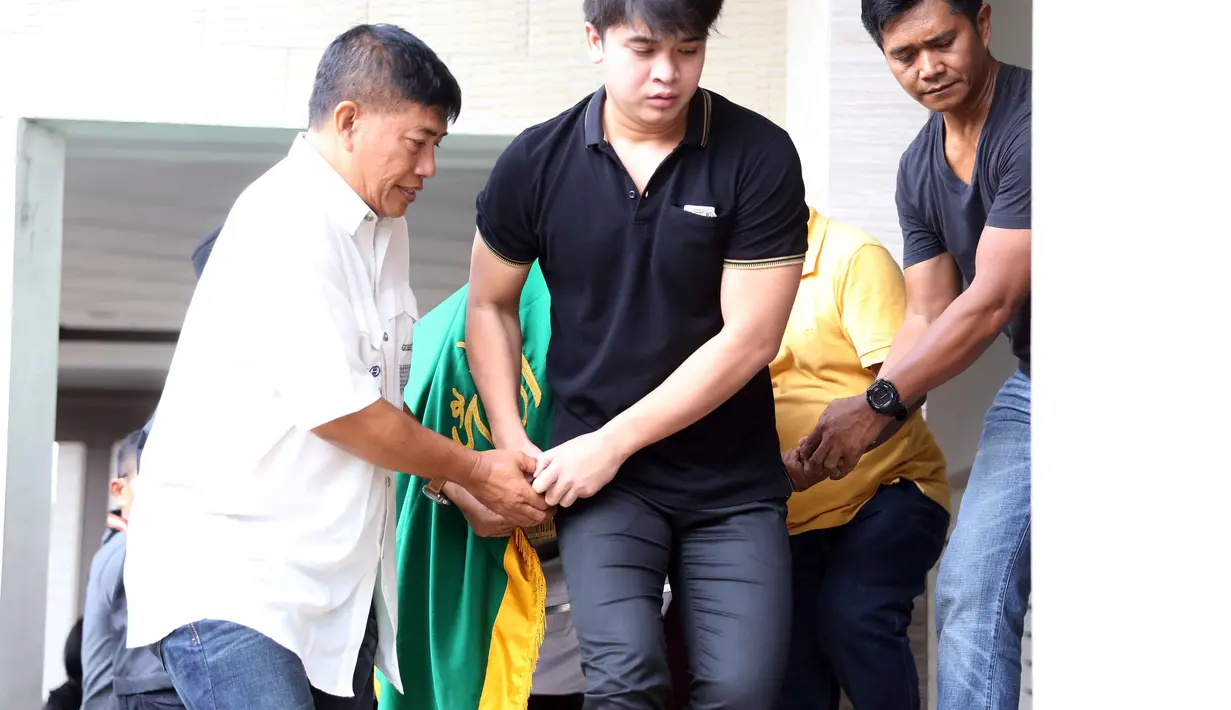 Tidak lama di rumah duka, Julia Perez langsung dimandikan. Acara akan dilanjutkan di salatkan dan dilanjutkan dimakamkan sore ini di Pondok Rangon. (Nurwahyunan/Bintang.com)