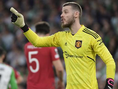 Hanya tinggal menghitung hari, kontrak David De Gea masih belum menemui titik terang. Ya, pada 30 Juni 2023, kiper asal Spanyol yang sejak 2011 membela Manchester United ini akan berstatus bebas transfer jika tak kunjung menandatangani kontrak baru yang masih tersandung poin pemotongan gaji yang lumayan besar. MU pun sudah mengambil ancang-ancang untuk mencari pengganti David De Gea, meskipun jika akhirnya sang kiper memutuskan bertahan. Siapa saja calon kiper pengganti David De Gea? Berikut 3 di antaranya. (AFP/Cristina Quicler)