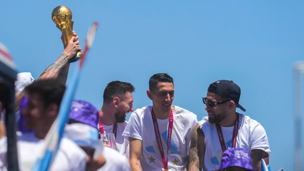 Parade Juara Piala Dunia 2022, Lionel Messi Cs Disambut Bak Pahlawan di Argentina