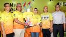 Ketua Umum ILUNI UI Arief Budhy Hardono (kedua kiri) dan Direktur Hubungan Kelembagaan BNI Adi Sulistyowati (ketiga kanan) menerima kaus dalam Konferensi Pers jelang BNI UI Half Marathon (BNIUIHM2019) di FX Sudirman, Jakarta, Rabu (3/6/2019). (Liputan6.com/Fery Pradolo)