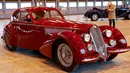 Mobil Alfa Romeo 8C 2900B tahun 1939 dipamerkan di hanggar Orly, Paris, Senin (26/11). Mobil yang akan dilelang pada acara Retromobile, 8 Februari 2019 ditaksir dengan nilai 16-22 miliar Euro atau sekitar 250-350 miliar Rupiah. (Francois Guillot / AFP)
