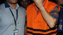 Pemilik PT Binivan Konstruksi Abadi, Effendy Syahputra menutup wajahnya seusai menjalani pemeriksaan di Gedung KPK, Jakarta, Kamis (19/7). KPK menahan Effendy Sahputra selama 20 hari ke depan setelah pemeriksaan sekitar enam jam. (Merdeka.com/Dwi Narwoko)