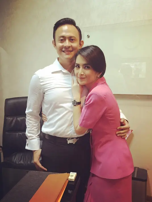 Lalu perlahan Kadek Devie mulai sering membagikan momen dirinya mendampingi sang suami. Ia tampil elegan mengenakan seragam Ibu Bhayangkari yang bernuansa merah muda. [Foto: Instagram/kddevie]