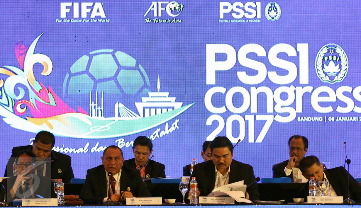 Ketua Umum PSSI, Edy Rahmayadi (ketiga kiri) menyampaikan pandangan saat Kongres PSSI 2017 di Bandung, Minggu (8/1). Salah satu yang dibahas adalah pencabutan hukuman kepada klub atau individu anggota PSSI. (Liputan6.com/Helmi Fithriansyah)