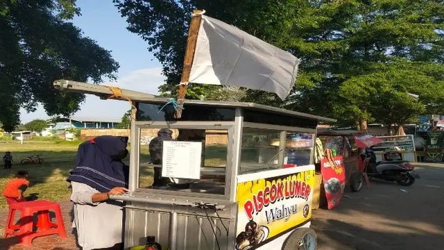 Cerita PKL Cirebon Kibarkan Bendera Putih
