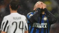 Gelandang Inter Milan, Jonathan Biabiany, tampak kecewa saat laga melawan Juventus. Gol dari Inter dicetak oleh Brozovic (2) dan Perisic. (EPA/Daniel Dal Zennaro)