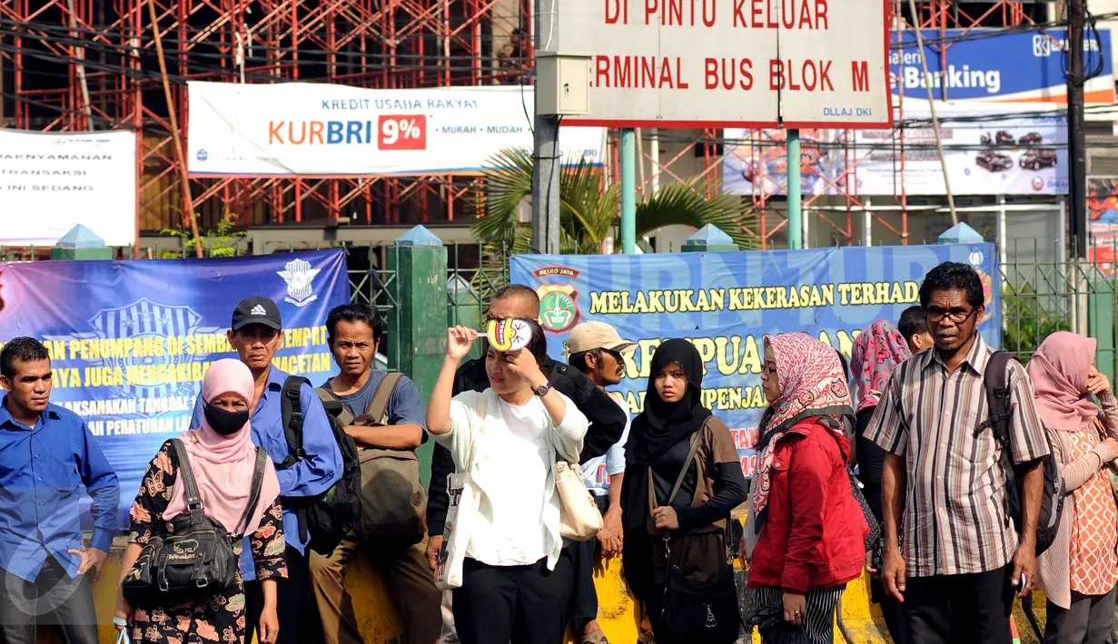Sejumlah calon penumpang menunggu bus di Terminal Blok M, Jakarta Selatan, Selasa (22/3). Aksi mogok massal angkutan umum dan taksi menyebabkan penumpang terlantar di sejumlah titik. (Liputan6.com/Helmi Fithriansyah)