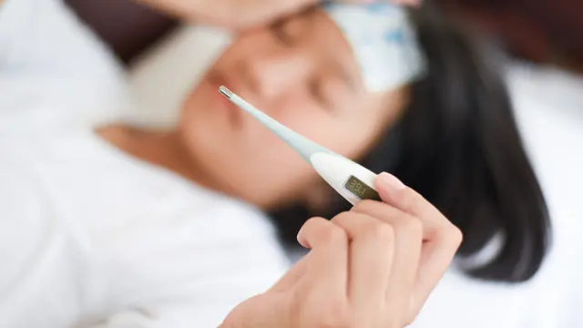 Menempelkan Koyo Pada Dahi