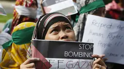 Dalam aksinya, di depan kantor kedutaan Israel di Taguig, Metro Manila, (15/7/2014), warga muslim Filipina berharap penghentian segera agresi militer di jalur Gaza. (REUTERS/Erik De Castro)