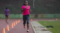 Pelari jarak jauh Indonesia, Triyaningsih, berlari saat latihan di Lapangan Ragunan, Jakarta, Selasa, (18/7/2017). Triyaningsih bersiap jelang SEA Games 2017 Malaysia. (Bola.com/Vitalis Yogi Trisna)