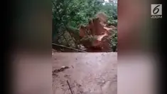 Material longsor yang bergrak turun dari perbukitan menimbun para petani di areal persawahan.