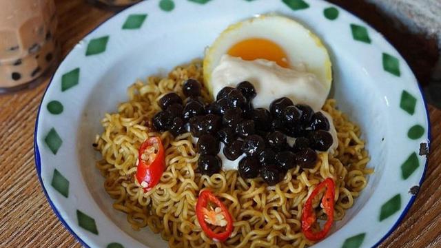 6 Mi Instan dengan Topping Tidak Biasa Ini Bikin Heran