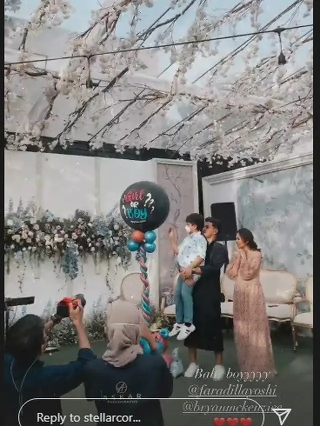 Faradilla Yoshi dan Bryan Mckenzie gelar tasyakuran 4 bulanan dan gender reveal calon anaknya