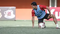 Pelatih Bali United, Stefano Cugurra Teco, mengaku masih ingin menilai kualitas Rizky Pellu dalam sesi latihan terakhir sebelum memutuskan untuk menurunkan dalam laga melawan Persib Bandung. (dok. Bali United)