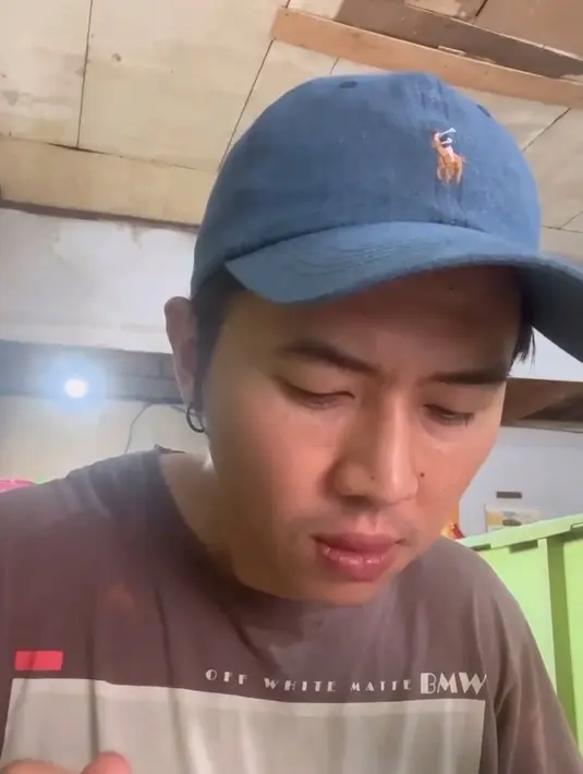 <p>Rafael juga tidak ragu untuk makan di sebuah warteg. Ia pun memilih menu-menu rumah dan langsung memutuskan untuk makan di tempat. (Foto: Instagram.com/rafaell_16/)</p>