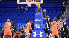 Petinju asal AS, Floyd Mayweather berusaha memasukan bola saat bertanding pada acara Monster Energy Outbreak Presents $50K Charity Challenge Celebrity Basketball Game di UCLA's Pauley Pavilion di Westwood, California (17/7). (AFP Photo/Vivien Killilea)
