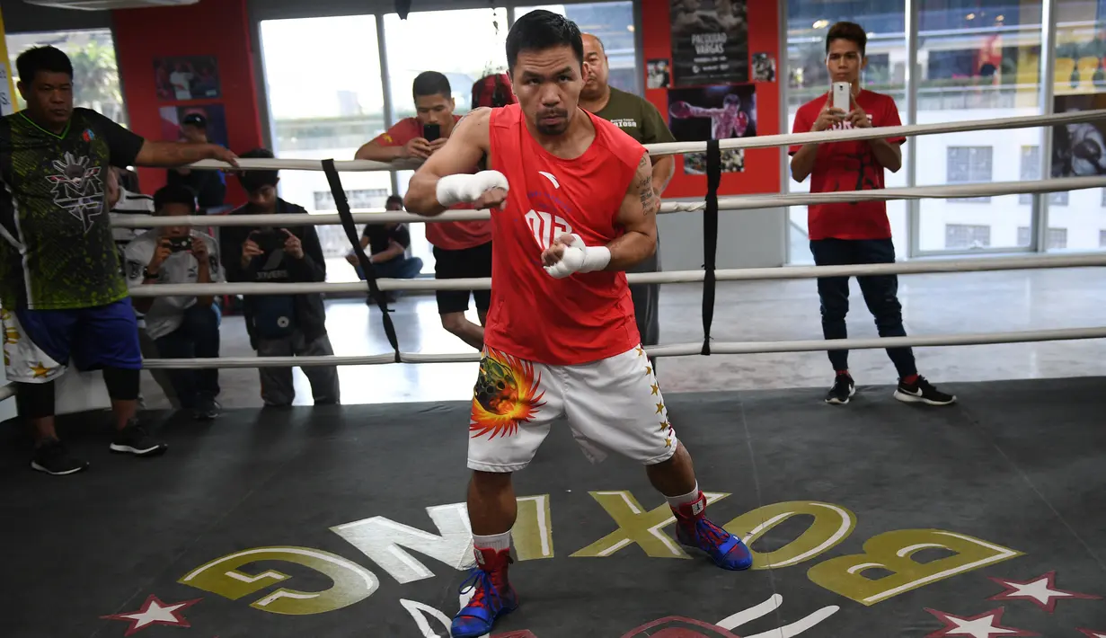 Petinju Manny Pacquiao saat berlatih di gym di Manila, (17/5). Pacquiao yang juga senator Filipina akan bertanding pada kelas welter dunianya melawan petinju Argentina Lucas Matthysse pada bulan Juli. (AFP Photo/Ted Aljibe)