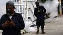 Petugas melakukan pengasapan atau fogging di permukiman warga di Jalan Delima Raya, Jakarta Barat, Selasa (30/4/2019). Pengasapan tersebut untuk mencegah penyebaran penyakit Demam Berdarah Dengue (DBD) melalui nyamuk Aedes Aegypti saat musim hujan mulai terjadi di Jakarta. (Liputan6.com/Johan Tallo)