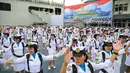 Anggota Korps Wanita Angkatan Laut (Kowal) menari Gemmu Famire seusai mengikuti upacara peringatan HUT ke-53 Kowal di Markas Kolinlamil, Jakarta, Selasa (5/1). (Liputan6.com/Faizal Fanani)