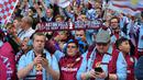 Suporter Aston Villa membentagkan syal sebelum pertandingan final FA Cup melawan Arsenal yang berlangsung di Wembley stadium, Sabtu (30/5/2015). Aston Villa berada diposisi enam klub dengan raiah Piala FA terbanyak dengan mengoleksi 7 trofi Piala FA pada musim  1886/87, 1894/95, 1896/97, 1904/05, 1912/13, 1919/20, 1956/57. (AFP/Glyn Kirk)
