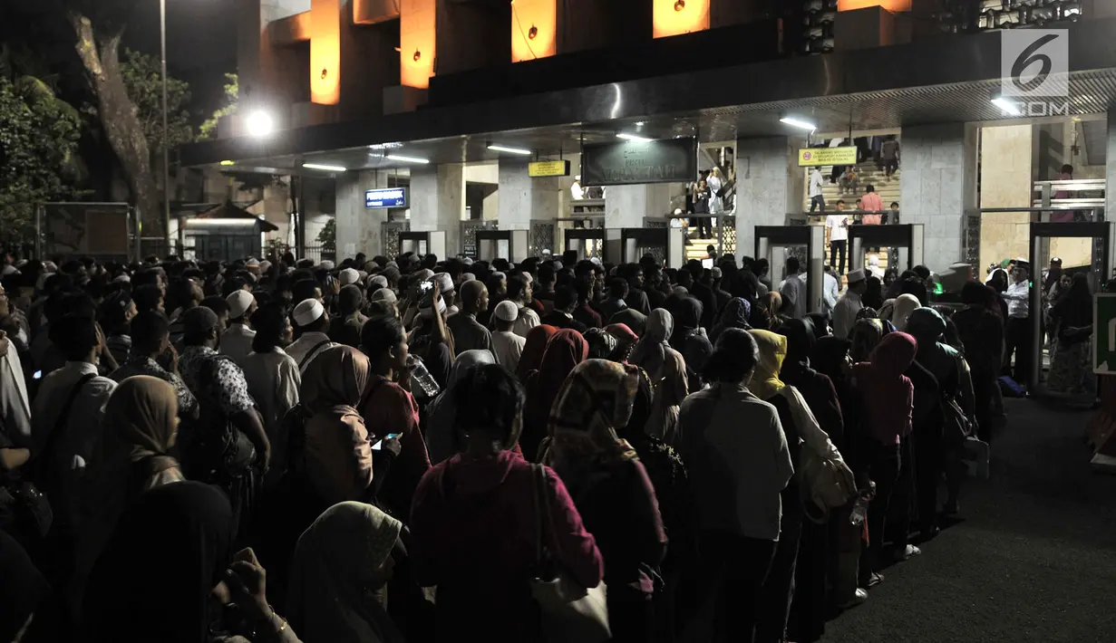 Antrean jemaah saat hendak melalui pintu detektor yang dipasang di Masjid Istiqlal, Jakarta, Rabu (16/5). Berbeda dengan tahun sebelumnya, penjagaan Masjid Istiqlal tahun ini diperketat. (Merdeka.com/Iqbal Nugroho)