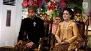 Presiden Joko Widodo bersama Ibu Negara Iriana berada di pelaminan setelah prosesi akad nikah Kahiyang Ayu dan Bobby Nasution di  Graha Saba Buana, Solo, Rabu (8/11). (Liputan6.com/Pool)