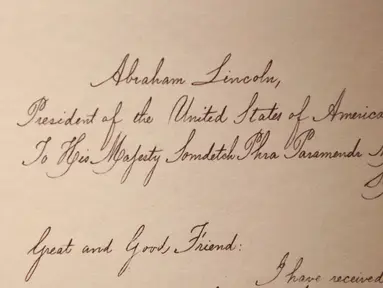 Sepucuk surat yang ditulis Presiden AS Abraham Lincoln pada tahun 1862 untuk Raja Mongkut dari Thailand dipamerkan Kedutaan Besar AS di Bangkok, 22 Maret 2018. Surat itu untuk menolak tawaran pemberian sepasang gajah sebagai hadiah. (AP/Sakchai Lalit)