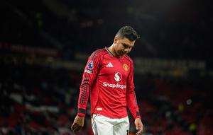Pemain Manchester United, Casemiro, tertunduk lesu setelah menelan kekalahan dari Leeds United pada pekan ke-32 Premier League 2025/2026 di Stadion Old Trafford, Selasa (14/4/2026). (AP Photo/Dave Thompson)