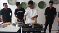 Putra Presiden Jokowi, Gibran Rakabuming Raka sedang membuat martabak di gerai Markobar, Pondok Indah, Jakarta Selatan (Liputan6.com/Ady Anugrahadi)