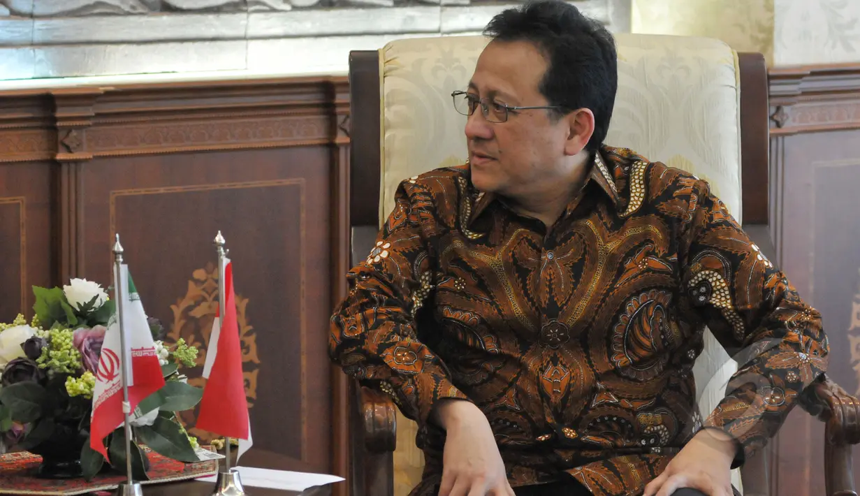 Ketua DPD RI Irman Gusman saat menerima Duta besar Iran Untuk Indonesia Valiollah Mohammadi di ruang pimpinan DPD RI, Jakarta, Senin (4/5/2015). Pertemuan tersebut membahas hubungan bilateral kedua Negara. (Liputan6.com/Andrian M Tunay)