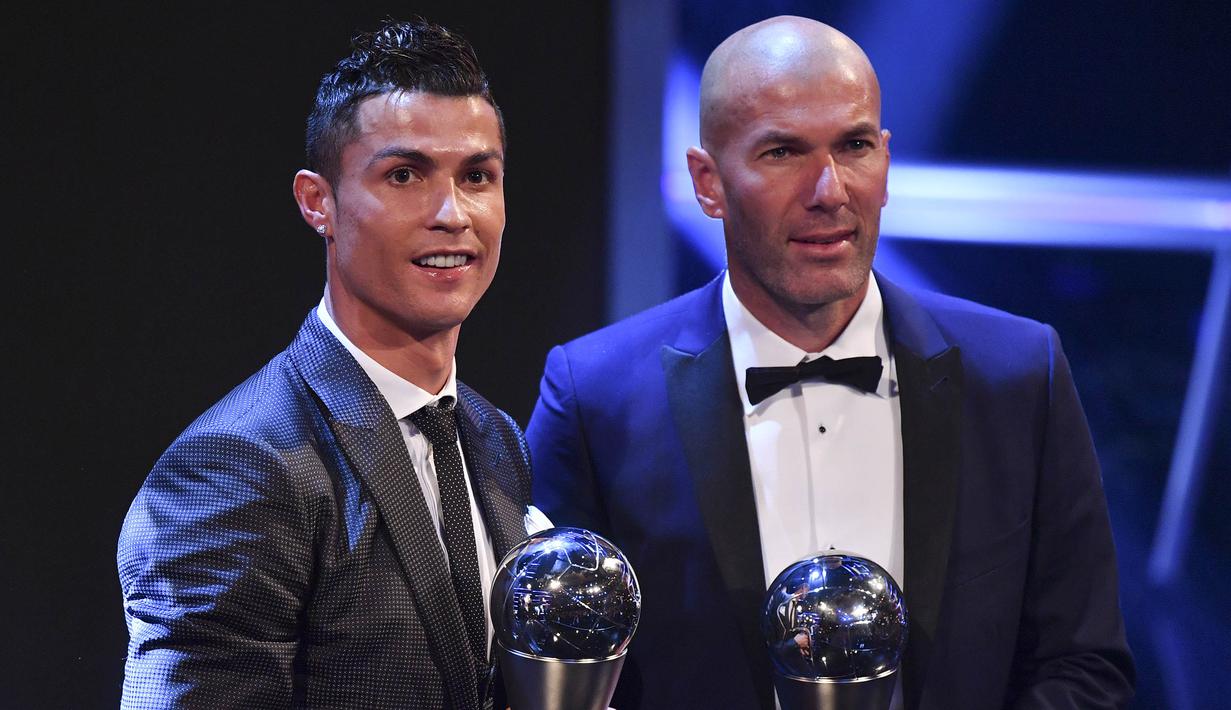 Bintang Real Madrid, Cristiano Ronaldo, bersama Zinedine Zidane meraih trofi pemain dan pelatih terbaik FIFA 2017 di London, Senin (23/10/2017) Ronaldo berhasil mengalahkan Lionel Messi dan Neymar yang juga menjadi nominasi. (AFP/Ben Stansall)