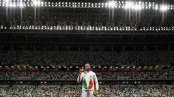 Lamont Marcell Jacobs berpose dengan medali emas usai final 100m putra pada Olimpiade Tokyo 2020 di Olympic Stadium, Tokyo, Senin (2/8/2021). (Foto: AFP/Ina Fassbender)