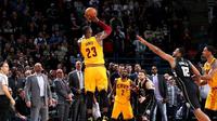 LeBron James, mencetak poin ke-27.442  sepanjang karier saat timnya Cleveland Cavaliers mengalahkan tuan rumah Milwaukee Bucks 114-108 lewat overtime, Selasa (20/12/2016). (NBA)