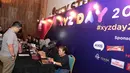 Acara XYZ Day 2018 dibuka oleh CEO KLY Network, Steve Christian. Menurut Steve, media online dan televisi sekarang ini disaingi oleh media non profesional seperti hadirnya banyak video blogger. (Adrian Putra/Bintang.com)