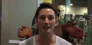 Sebagai ayah yang pecinta film kartun, Mike Lewis sangat sedih saat menghadiri acara disney tanpa sang anak. 
