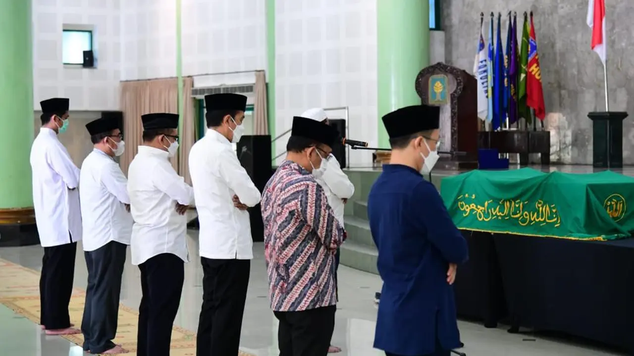 Presiden Joko Widodo pada Senin, 1 Maret 2021, datang melayat ke mendiang Mantan Hakim Agung MA Artidjo Alkostar di Masjid Ulil Albab, Kampus Terpadu Universitas Islam Indonesia (UII), Yogyakarta.