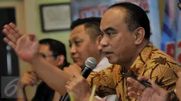 Direktur Eksekutif Indo Barometer, M Qodri saat menjadi pembicara dalam diskusi di Jakarta, Sabtu (5/4). Diskusi yang bertajuk Menteri Ribut Bikin Ribet itu membahas kegaduhan menteri yang menjadi perbincangan hangat di publik.(Liputan6.com/Johan Tallo)