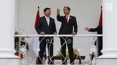 Presiden Joko WIdodo (Jokowi) berbincang dengan PM Republik Demokratik Rakyat Laos Thongloun Sisoulith di beranda Istana Bogor, Jawa Barat, Kamis (12/8). Jokowi menyambut PM Thongloun dengan upacara resmi kenegaraan. (Liputan6.com/Angga Yuniar)