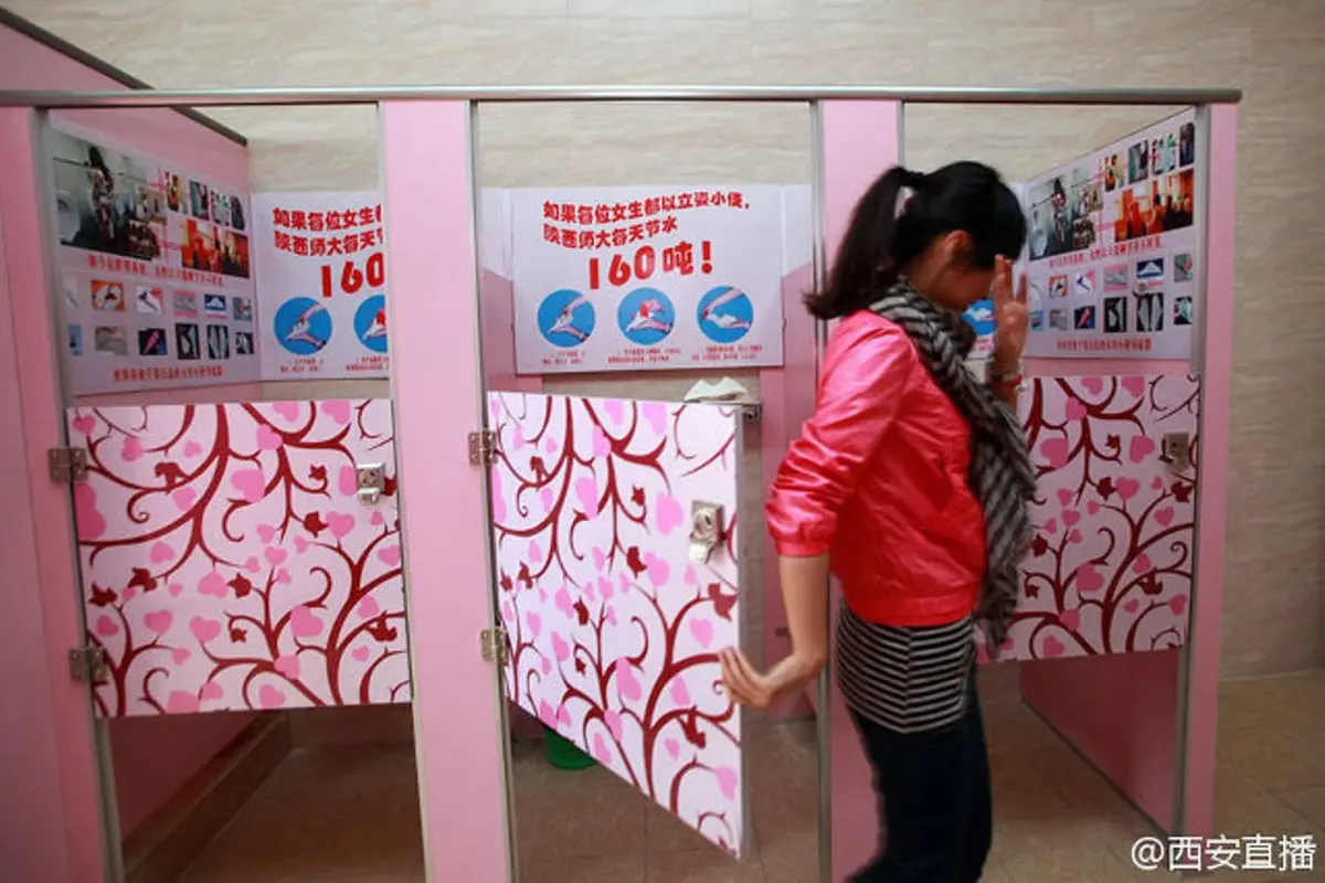 Hemat Air, Kampus di China Ini Adakan Urinoir Buat Perempuan 